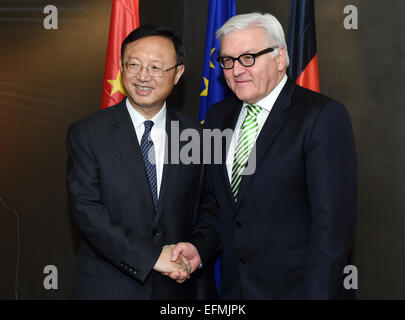 Monaco di Baviera, Germania. 07 feb 2015. Ministro degli Esteri tedesco Frank-Walter Steinmeier SPD (R) e cinese consigliere di Stato Yang Jiechi agitare le mani durante il cinquantunesimo per la Conferenza sulla sicurezza a Monaco di Baviera, Germania, 07 febbraio 2015. Decine di capi di Stato e di governo, di difesa e di Ministri degli Esteri sono attesi per incontrare sulla corrente degli affari di sicurezza durante i tre giorni in occasione della conferenza di Monaco sulla sicurezza dal 06 al 08 febbraio. Gli argomenti trattati includono la crisi ucraina e la lotta contro lo Stato islamico (SI) gruppo militante. Foto: Tobias Hase/dpa/Alamy Live News Foto Stock