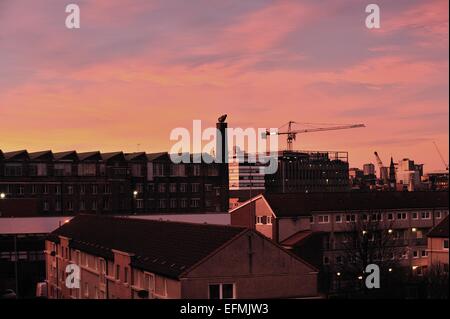 Glasgow, Scotland, Regno Unito. Il 7 febbraio, 2015. Regno Unito meteo. Tramonto mozzafiato su Gorbals, Glasgow Credit: Tony Clerkson/Alamy Live News Foto Stock