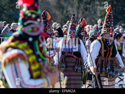 I partecipanti partecipano al Festival Internazionale dei Giochi Masquerade Surva. Il festival promuove variazioni dell ANCI Foto Stock