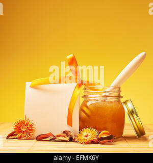 Vasetto di miele e vuoto bianco composizione della scheda Foto Stock