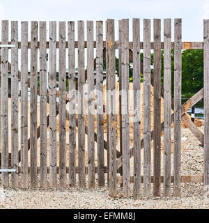 Pile di sabbia dietro i portoni Foto Stock