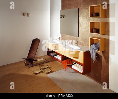 Hotel di lusso bagno. Una foto di un bagno moderno design in una quercia e rosso scuro del tema. Include montato a parete bagno cabina Foto Stock