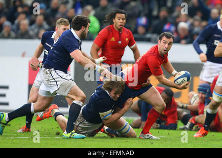 Parigi, Francia. 07 feb 2015. 6 Nazioni Rugby internazionale torneo. Francia contro Scozia. Morgan Parra (Francia) è tenuto su da Jonny grigio (SCO) Credito: Azione Sport Plus/Alamy Live News Foto Stock