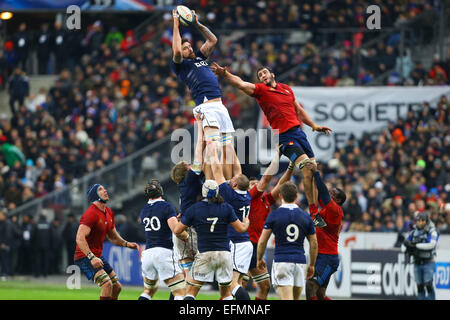 Parigi, Francia. 07 feb 2015. 6 Nazioni Rugby internazionale torneo. Francia contro Scozia. Yoann Maestri (Francia) picchiato al lineoout da Jim Hamilton (SCO) Credito: Azione Sport Plus/Alamy Live News Foto Stock