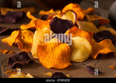 In casa sani chip vegetale su un tagliere Foto Stock