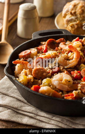 In casa piccante Cajun Jambalaya con salsiccia e gamberetti Foto Stock