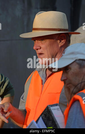 AUCKLAND, NUOVA ZELANDA, 18 gennaio 2015: American Film del regista Joe Johnston consulta il suo equipaggio mentre dirigere uno show televisivo Foto Stock