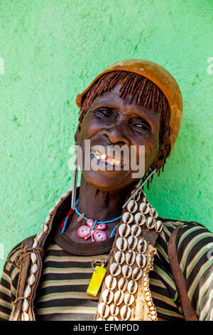 Donna anziana dalla banna tribù al Key Afer mercato del giovedì, la Valle dell'Omo, Etiopia Foto Stock