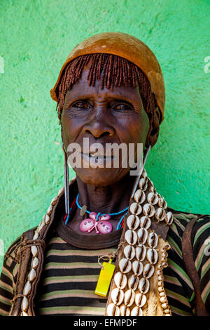 Donna anziana dalla banna tribù al Key Afer mercato del giovedì, la Valle dell'Omo, Etiopia Foto Stock