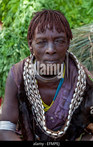 Una donna dalla tribù Hamer al Key Afer mercato del giovedì, la Valle dell'Omo, Etiopia Foto Stock