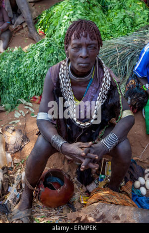 Una donna dalla tribù Hamer al Key Afer mercato del giovedì, la Valle dell'Omo, Etiopia Foto Stock