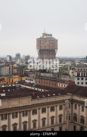 La Torre Velasca, un grattacielo costruito negli anni Cinquanta dalla BBPR partenariato architettonica, visto dal tetto della cupola Foto Stock