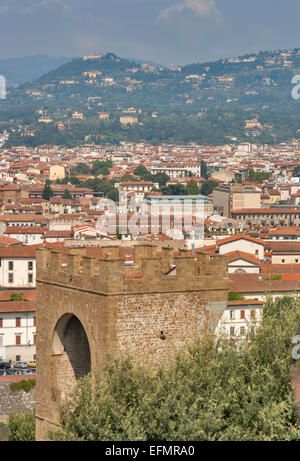 Paesaggio urbano di Firenze con la Torre di San Niccolò si trova in Piazza Giuseppe Poggi, Italia Foto Stock