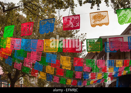 Papel Picado decorazioni in Piazza del Mercato, San Antonio, Texas. Foto Stock