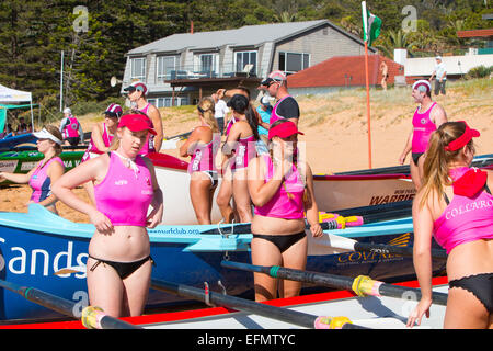 Tradizionale evento di carnevale delle corse di surfboat sulla spiaggia Bilgola di Sydney, Sydney, Australia, nella foto dell'equipaggio femminile Foto Stock