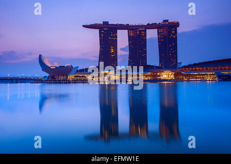 Il Marina Bay Sands Hotel e l'arte del Museo della Scienza di Singapore all'alba. Foto Stock