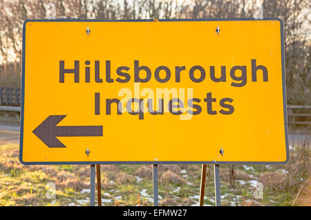 Un cartello stradale che indica la strada verso il disastro di Hillsborough inchieste vicino a Wigan Foto Stock