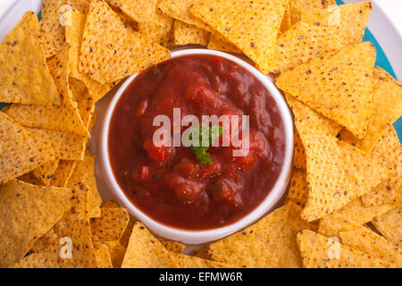 Tortilla nacho whit salsa rossa al centro per l impiego di sfondo Foto Stock