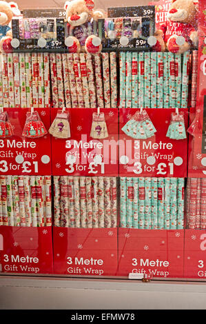 Natale rotolo di carta vetrina offerta di vendita Foto Stock