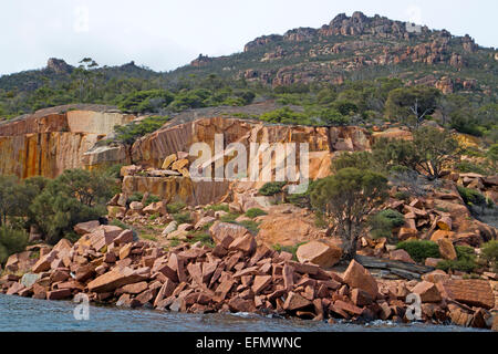 Abbandonata cava di granito ai piedi dei pericoli montagne del Parco Nazionale di Freycinet Foto Stock