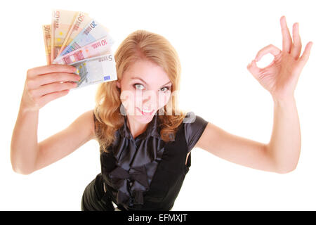 Ricca bionda happy business donna mostra valuta euro banconote denaro, dando segno OK con la mano gesto. Economia, finanza business w Foto Stock