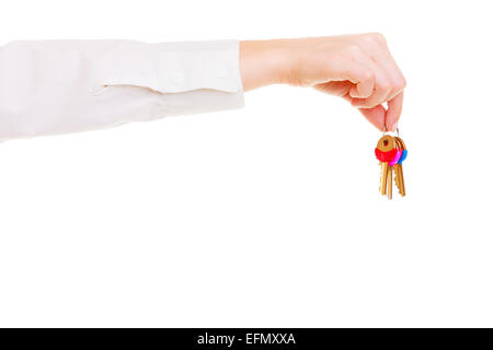Femmina lato agente immobiliare holding set di chiavi per nuova casa o in auto. Proprietà delle imprese e di un alloggio o di acquistare casa ownersh Foto Stock