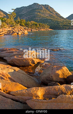 Vista sulla baia di Luna di Miele a Mt Amos in pericoli, Parco Nazionale di Freycinet Foto Stock