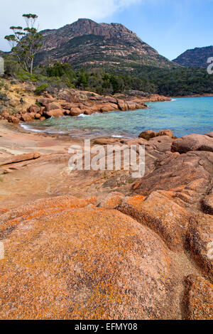 Vista sulla baia di Luna di Miele a Mt Amos in pericoli, Parco Nazionale di Freycinet Foto Stock