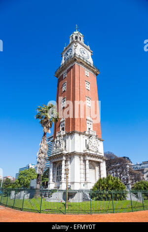Torre monumentale , precedentemente noto come Torre de los Ingleses (Torre dell'inglese), Plaza Fuerza Aérea, un iconico punto di riferimento nel centro di Buenos Aires, Argentina Foto Stock