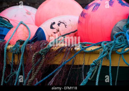 I pescatori trap galleggia su un ripiano in Irlanda con linee Foto Stock