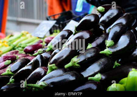 Melanzane fresche da Creta venduti nei mercati vivaci di Atene. Foto Stock