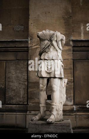 Musei archeologici di Istanbul Statua dell'uomo di Cirene Istanbul Turchia // ISTANBUL, Turchia - Una statua in marmo bianco di un uomo di Cirene, Libia. Fu retrocessa dal British Museum nel 1870. Risale al II secolo d.C. (II secolo d.C.). Il Museo Archeologico di Istanbul, ospitato in tre edifici in quello che originariamente era il giardino del Palazzo Topkapi a Istanbul, Turchia, contiene oltre 1 milione di manufatti relativi all'arte islamica, all'archeologia storica del Medio Oriente e dell'Europa (così come della Turchia) e un edificio dedicato all'antico Oriente. Foto Stock
