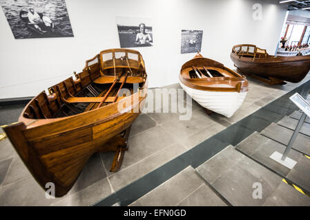 ISTANBUL, Turchia / Türkiye — Una mostra di tre barche a remi (caiques) utilizzate per la ricreazione da Mustafa Kemal Ataturk, il primo presidente della Turchia (1923-1938), con immagini di lui che usavano le barche sul muro sullo sfondo. Il Museo della Marina di Istanbul risale a oltre un secolo fa, ma ora è ospitato in un nuovo edificio costruito appositamente sulle rive del Bosforo. Mentre apparentemente si riferisce alla storia navale turca, il nucleo della sua collezione è costituito da 14 caiques imperiali, per lo più del XIX secolo, che sono esposti sui due piani principali del museo. Foto Stock