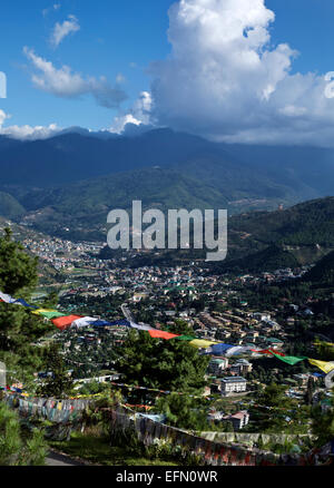 BU00063-00...BHUTAN - bandiere di preghiera vista di Thimphu e valle dall'area Sangaygang vicino alla torre di telecomunicazioni. Foto Stock