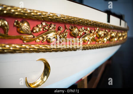 ISTANBUL, Turchia / Türkiye — un belongon caique imperiale al regno del sultano Resat (1909-1918). Il Museo della Marina di Istanbul risale a oltre un secolo fa, ma ora è ospitato in un nuovo edificio costruito appositamente sulle rive del Bosforo. Mentre apparentemente si riferisce alla storia navale turca, il nucleo della sua collezione è costituito da 14 caiques imperiali, per lo più del XIX secolo, che sono esposti sui due piani principali del museo. Foto Stock