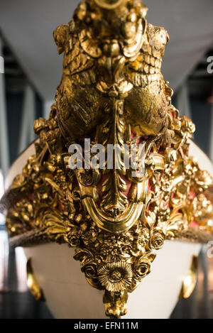 ISTANBUL, Turchia / Türkiye — un caique imperiale appartenente al regno del sultano Resat (1909-1918). Il Museo della Marina di Istanbul risale a oltre un secolo fa, ma ora è ospitato in un nuovo edificio costruito appositamente sulle rive del Bosforo. Mentre apparentemente si riferisce alla storia navale turca, il nucleo della sua collezione è costituito da 14 caiques imperiali, per lo più del XIX secolo, che sono esposti sui due piani principali del museo. Foto Stock