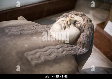 Musei archeologici di Istanbul Sarcofago Istanbul Turchia // ISTANBUL, Turchia — sarcofago antropoide di tipo fenicio ionico, realizzato in marmo, proveniente dalla Palestina, e risalente al III quarto del V secolo a.C. in mostra nell'edificio principale dei Musei archeologici di Istanbul. Il Museo Archeologico di Istanbul, ospitato in tre edifici in quello che originariamente era il giardino del Palazzo Topkapi a Istanbul, Turchia, contiene oltre 1 milione di manufatti relativi all'arte islamica, all'archeologia storica del Medio Oriente e dell'Europa (così come della Turchia) e un edificio dedicato all'antico Oriente. Foto Stock