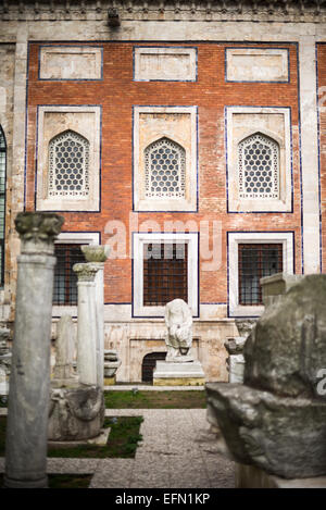 ISTANBUL, Turchia / Türkiye: Statue di marmo e colonne in piedi nei giardini dei Musei archeologici di Istanbul. Il Museo Archeologico di Istanbul, ospitato in tre edifici in quello che originariamente era il giardino del Palazzo Topkapi a Istanbul, Turchia, contiene oltre 1 milione di manufatti relativi all'arte islamica, all'archeologia storica del Medio Oriente e dell'Europa (così come della Turchia) e un edificio dedicato all'antico Oriente. Foto Stock