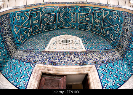 Chiosco piastrellato architettura ottomana Istanbul // ISTANBUL, Turchia - esterno del chiosco piastrellato presso i Musei archeologici di Istanbul. Il chiosco piastrellato è stato commissionato dal sultano Mehmed II nel 1472 ed è uno degli edifici più antichi di Istanbul. Presenta architettura civile ottomana ed era parte dei giardini esterni del Palazzo Topkapı. Fu utilizzato come Museo Imperiale tra il 1875 e il 1891 prima che la collezione si spostasse nell'edificio principale di nuova costruzione. È stato aperto al pubblico nel 1953 come museo di arte turca e islamica, e successivamente è stato incorporato nel Museo Archeologico di Istanbul. L'Ista Foto Stock