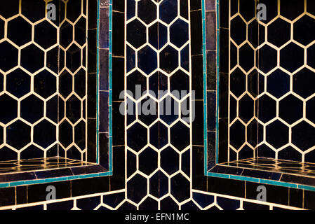 Chiosco piastrelle mosaico Istanbul // ISTANBUL, Turchia — piastrelle mosaico nel chiosco piastrellato presso i Musei archeologici di Istanbul. Il chiosco piastrellato è stato commissionato dal sultano Mehmed II nel 1472 ed è uno degli edifici più antichi di Istanbul. Presenta architettura civile ottomana ed era parte dei giardini esterni del Palazzo Topkapı. Fu utilizzato come Museo Imperiale tra il 1875 e il 1891 prima che la collezione si spostasse nell'edificio principale di nuova costruzione. È stato aperto al pubblico nel 1953 come museo di arte turca e islamica, e successivamente è stato incorporato nel Museo Archeologico di Istanbul. Istanbul Foto Stock