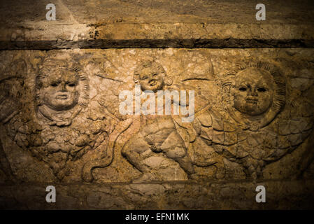 ISTANBUL, Turchia / Türkiye — un sarcofago decorato in pietra calcarea di Lebon risalente al periodo romano del III secolo d.C. (d.C.) in mostra nell'edificio principale dei Musei archeologici di Istanbul. Il Museo Archeologico di Istanbul, ospitato in tre edifici in quello che originariamente era il giardino del Palazzo Topkapi a Istanbul, Turchia, contiene oltre 1 milione di manufatti relativi all'arte islamica, all'archeologia storica del Medio Oriente e dell'Europa (così come della Turchia) e un edificio dedicato all'antico Oriente. Foto Stock