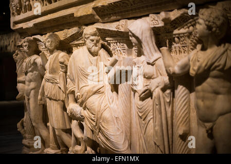 ISTANBUL, Turchia / Türkiye — sarcofago di Sidamara, in marmo, proveniente da Ambararasi (Konya), risalente al periodo romano della seconda metà del III secolo d.C. esposto nell'edificio principale dei Musei archeologici di Istanbul. Il Museo Archeologico di Istanbul, ospitato in tre edifici in quello che originariamente era il giardino del Palazzo Topkapi a Istanbul, Turchia, contiene oltre 1 milione di manufatti relativi all'arte islamica, all'archeologia storica del Medio Oriente e dell'Europa (così come della Turchia) e un edificio dedicato all'antico Oriente. Foto Stock