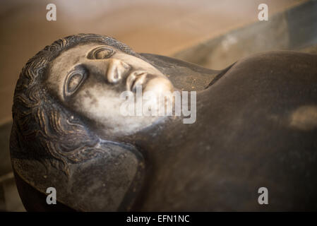 ISTANBUL, Turchia / Türkiye — Sarcofago antropoide fenicio di tipo ionico, realizzato in marmo, dal Libano, e risalente alla fine del IV secolo a.C. in mostra nell'edificio principale dei Musei archeologici di Istanbul. Il Museo Archeologico di Istanbul, ospitato in tre edifici in quello che originariamente era il giardino del Palazzo Topkapi a Istanbul, Turchia, contiene oltre 1 milione di manufatti relativi all'arte islamica, all'archeologia storica del Medio Oriente e dell'Europa (così come della Turchia) e un edificio dedicato all'antico Oriente. Foto Stock