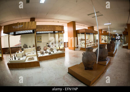 Musei archeologici di Istanbul Mostra insediamento di Troia IV Istanbul Turchia / ISTANBUL, Turchia - antiche ceramiche e enormi vasi di stoccaggio dell'insediamento di Troia IV sono esposti presso i Musei archeologici di Istanbul. Risalente a circa il 2100-1900 a.C., questa fase dell'età del bronzo della città anatolica precede il leggendario conflitto omerico di diversi secoli. I grandi pithoi ricostruiti sul pavimento della galleria furono utilizzati per accumulare grano e petrolio, un meccanismo di sopravvivenza fondamentale per la cittadella fortificata in espansione a Hisarlik. Foto Stock