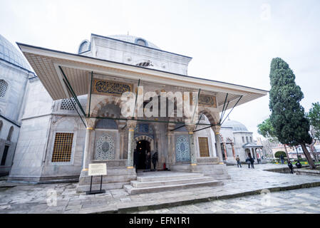 Tomba imperiale ottomana Hagia Sophia Istanbul Turchia // ISTANBUL, Turchia — una delle cinque tombe imperiali ottomane situate nel cimitero adiacente a Santa Sofia. Questi mausolei ospitano i resti dei sultani ottomani e dei membri delle loro famiglie, costruiti durante il regno dell'impero quando Hagia Sophia fungeva da moschea imperiale. Le tombe rappresentano importanti esempi di architettura funeraria ottomana e si trovano all'interno del sito patrimonio dell'umanità dell'UNESCO che comprende il complesso di Santa Sofia. Il cimitero fa parte del più ampio parco archeologico di Sultanahmet nella storica penna di Istanbul Foto Stock