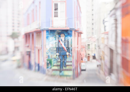 Street Art murales decorazione di edifici che fiancheggiano viuzze in Valparaiso, Cile, Sud America Foto Stock