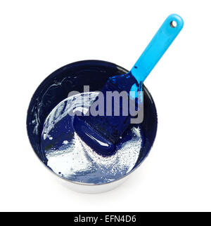 Blu concettuale di inchiostro o vernice su un contenitore con spazzola isolati su sfondo bianco. Foto Stock