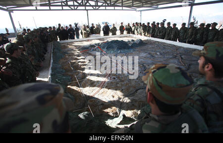 A Kabul, Afghanistan. 8 febbraio, 2015. Esercito nazionale afghano soldati raccogliere prima di prendere parte ad un corso di formazione presso un esercito training center a Kabul, Afghanistan, 8 febbraio 2015. Credito: Ahmad Massoud/Xinhua/Alamy Live News Foto Stock