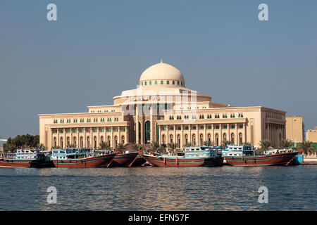 Palazzo del Governo al creek nella città di Sharjah. Dicembre 20, 2014 in Sharjah Emirati Arabi Uniti Foto Stock