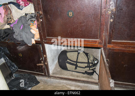 Scartati i vestiti e un turista e turisti zaino in deposito bagagli,i bagagli, locker, al piano di sopra nella stazione ferroviaria principale a Colombo, Sri Lanka,l'Asia. Foto Stock